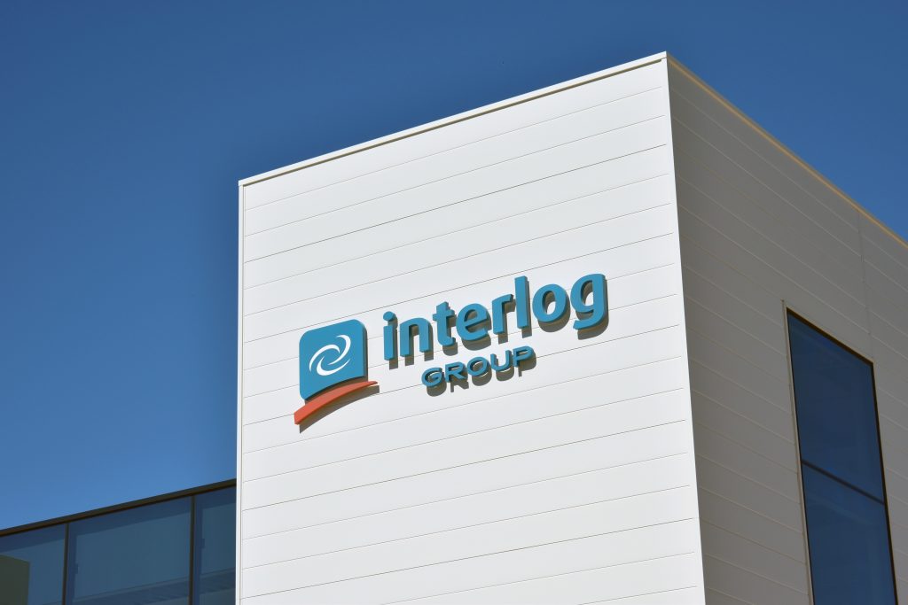Our Interlog Portugal building is almost finished! Here are the latest pictures: 5 DSC 0192